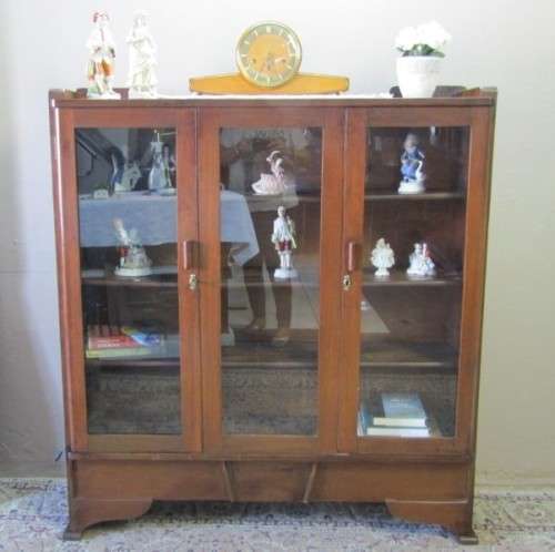A fabulous Art Deco style 3-shelf glass front double door book case/ display cabinet. Stunning!!!