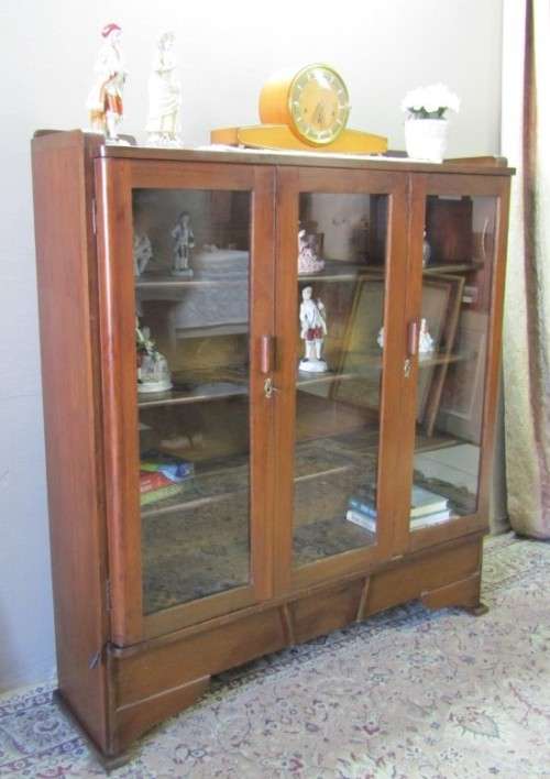 A fabulous Art Deco style 3-shelf glass front double door book case/ display cabinet. Stunning!!!