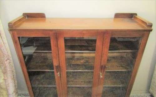 A fabulous Art Deco style 3-shelf glass front double door book case/ display cabinet. Stunning!!!