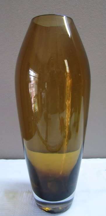 A stunning, eye catching amber coloured glass vase!! Beautiful on display!!