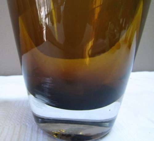 A stunning, eye catching amber coloured glass vase!! Beautiful on display!!