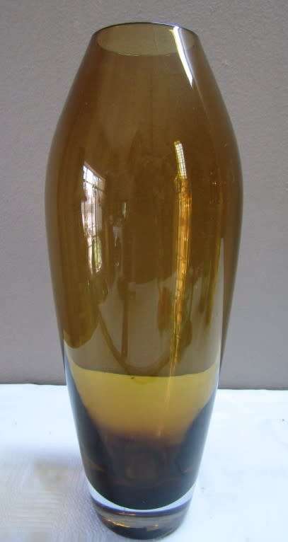 A stunning, eye catching amber coloured glass vase!! Beautiful on display!!