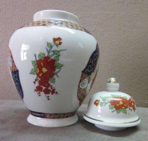A beautiful, colorful Chinese lidded Ginger jar . Gorgeous on display!!