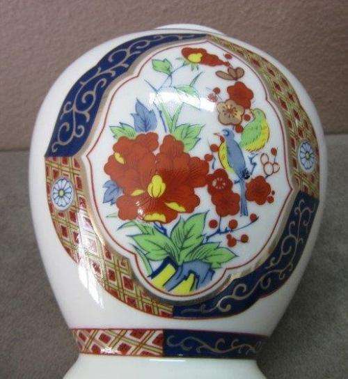 A beautiful, colorful Chinese lidded Ginger jar . Gorgeous on display!!