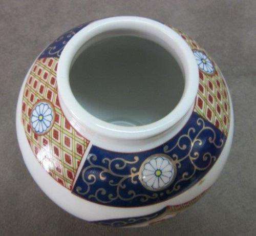 A beautiful, colorful Chinese lidded Ginger jar . Gorgeous on display!!