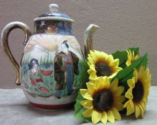 A gorgeous little oriental porcelain tea pot, with gold gilt. Stunning in a kitchen cabinet!