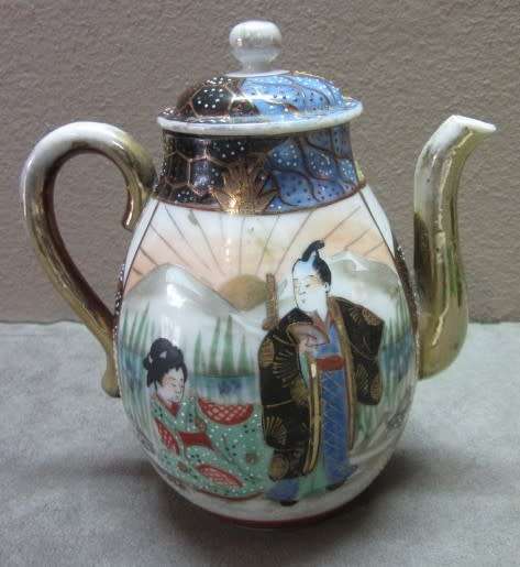 A gorgeous little oriental porcelain tea pot, with gold gilt. Stunning in a kitchen cabinet!