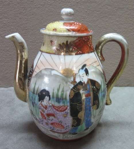 A gorgeous little oriental porcelain tea pot, with gold gilt. Stunning in a kitchen cabinet!