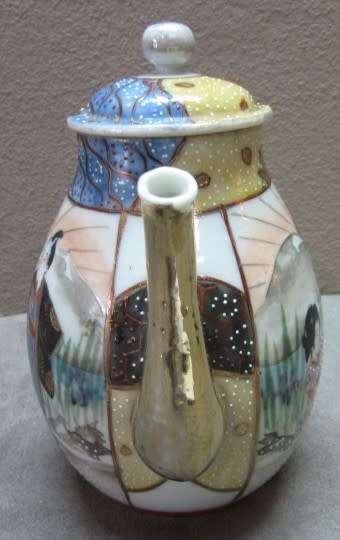 A gorgeous little oriental porcelain tea pot, with gold gilt. Stunning in a kitchen cabinet!