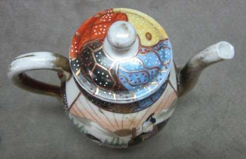 A gorgeous little oriental porcelain tea pot, with gold gilt. Stunning in a kitchen cabinet!