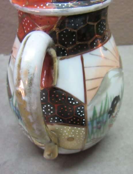 A gorgeous little oriental porcelain tea pot, with gold gilt. Stunning in a kitchen cabinet!