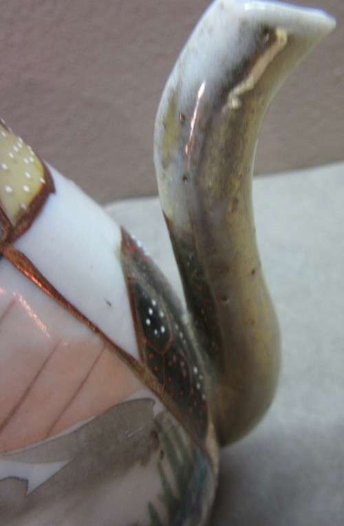 A gorgeous little oriental porcelain tea pot, with gold gilt. Stunning in a kitchen cabinet!