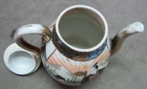 A gorgeous little oriental porcelain tea pot, with gold gilt. Stunning in a kitchen cabinet!