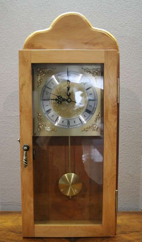 A beautiful Oak and brass battery operated chiming (speaker) wall clock, working. Lifespace Sale