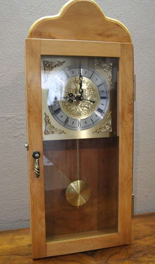 A beautiful Oak and brass battery operated chiming (speaker) wall clock, working. Lifespace Sale