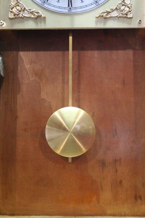 A beautiful Oak and brass battery operated chiming (speaker) wall clock, working. Lifespace Sale