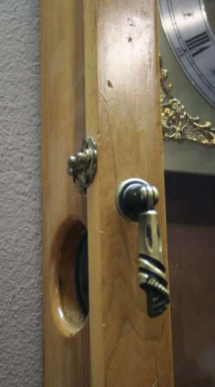 A beautiful Oak and brass battery operated chiming (speaker) wall clock, working. Lifespace Sale