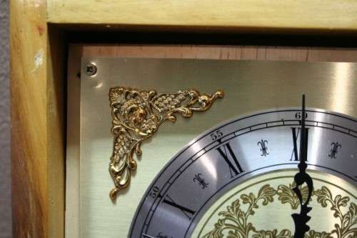 A beautiful Oak and brass battery operated chiming (speaker) wall clock, working. Lifespace Sale