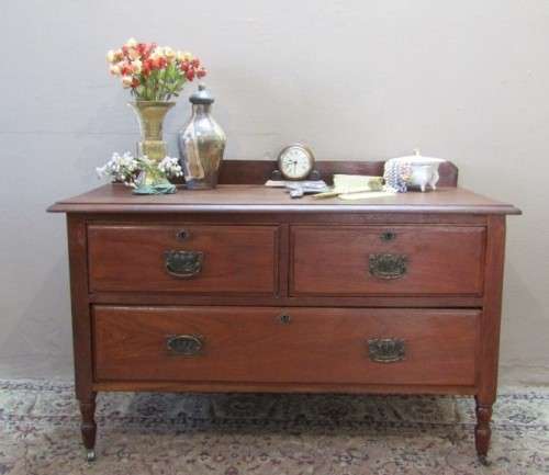 An amazing vintage Oak dressing table with three drawers and original castors. Stunning!!