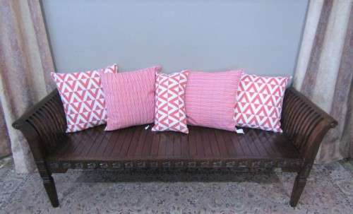 A wonderful well-made and sturdy vintage 3 seater solid Teak wood bench - perfect  in a lapa/ patio!