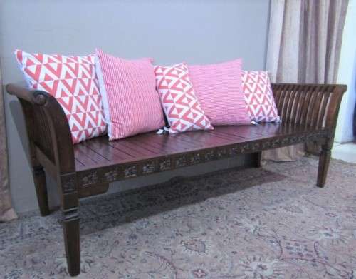 A wonderful well-made and sturdy vintage 3 seater solid Teak wood bench - perfect  in a lapa/ patio!