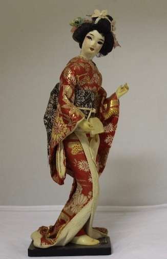 A beautiful, ornamental colourful cloth Japanese Geisha figurine, (28,5cm high) gorgeous on display.