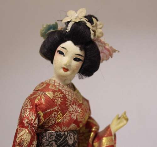 A beautiful, ornamental colourful cloth Japanese Geisha figurine, (28,5cm high) gorgeous on display.