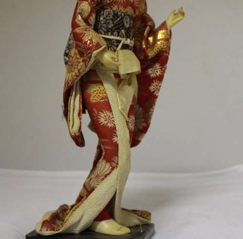 A beautiful, ornamental colourful cloth Japanese Geisha figurine, (28,5cm high) gorgeous on display.