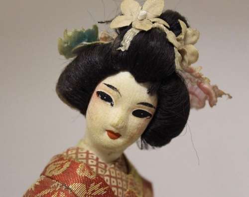 A beautiful, ornamental colourful cloth Japanese Geisha figurine, (28,5cm high) gorgeous on display.