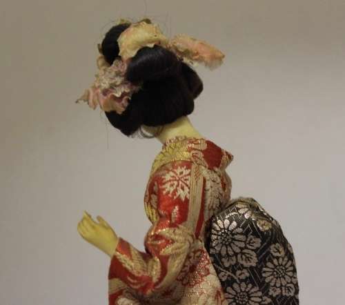 A beautiful, ornamental colourful cloth Japanese Geisha figurine, (28,5cm high) gorgeous on display.