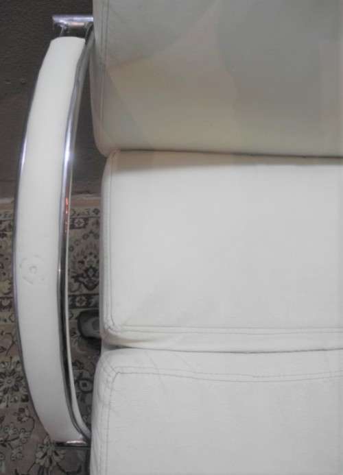 A lovely modern styled white faux leather office chair with height adjuster.