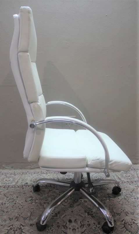 A lovely modern styled white faux leather office chair with height adjuster.