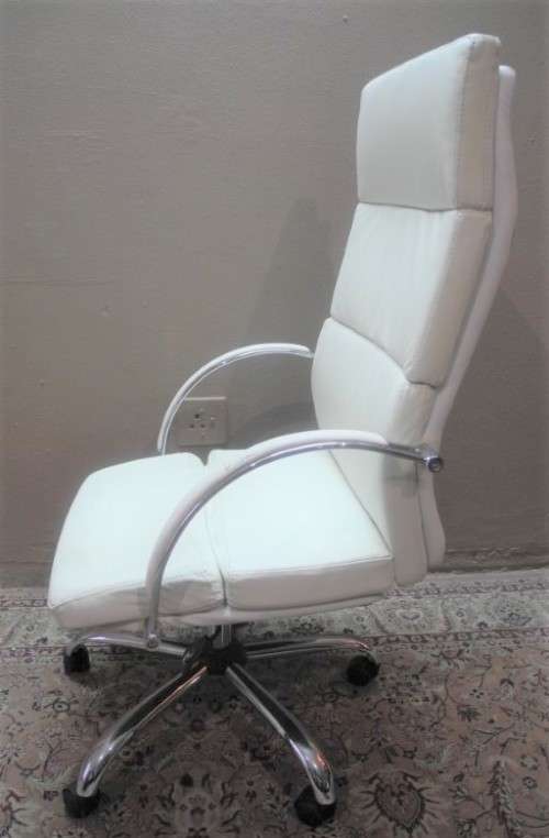 A lovely modern styled white faux leather office chair with height adjuster.