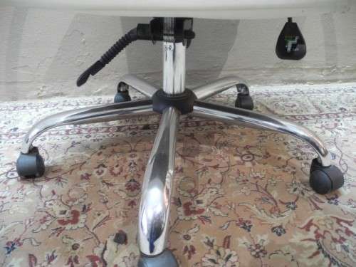 A lovely modern styled white faux leather office chair with height adjuster.
