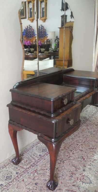 A gorgeous vintage solid Imbuia ball & claw dressing table w 4 drawers, large mirror & brass handles