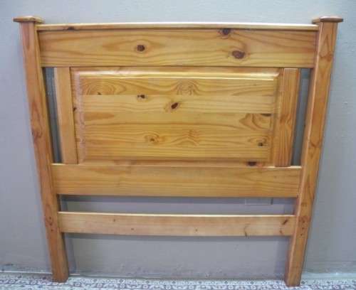 A lovely sturdy modern styled wood 3/4 bed (121cm) headboard. Beautiful in all bedrooms!