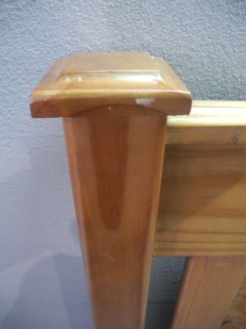 A lovely sturdy modern styled wood 3/4 bed (121cm) headboard. Beautiful in all bedrooms!