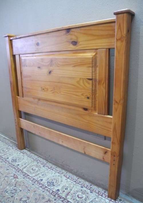 A lovely sturdy modern styled wood 3/4 bed (121cm) headboard. Beautiful in all bedrooms!