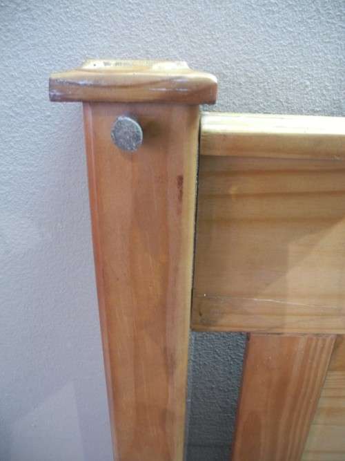 A lovely sturdy modern styled wood 3/4 bed (121cm) headboard. Beautiful in all bedrooms!