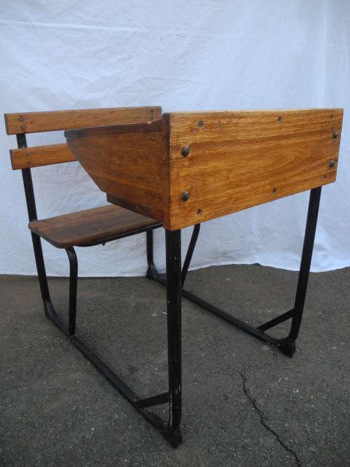 A wonderful vintage old school single desk. Great to redo to match decor!!