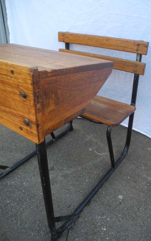 A wonderful vintage old school single desk. Great to redo to match decor!!