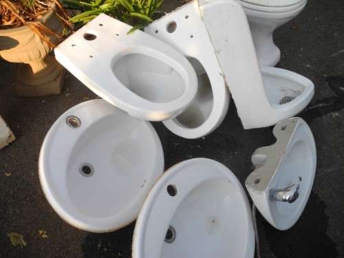 BARGAIN FOR BUILDERS!!!! A 'job lot' of wash basins, toilets and a urinal.