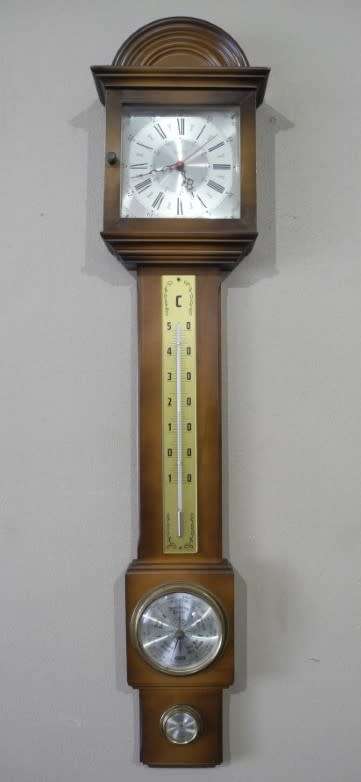 BARGAIN CLOCKS!!A vintage battery operated Quartz barometer clock in a wood casing. Lifespace Sale