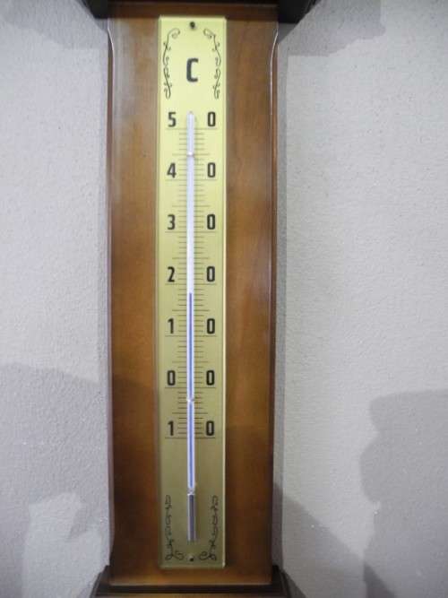 BARGAIN CLOCKS!!A vintage battery operated Quartz barometer clock in a wood casing. Lifespace Sale
