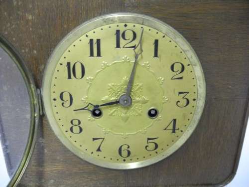 BARGAIN CLOCKS!!A vintage no name clock with key & pendulum. Lifespace Sale