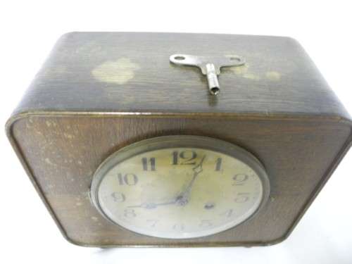 BARGAIN CLOCKS!!A vintage no name clock with key & pendulum. Lifespace Sale