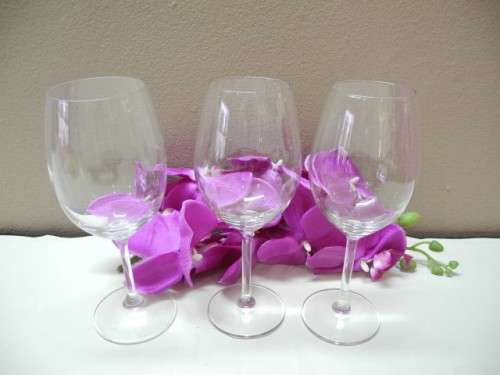 An awesome set of five wine glasses in excellent condition -Lifespace Sale