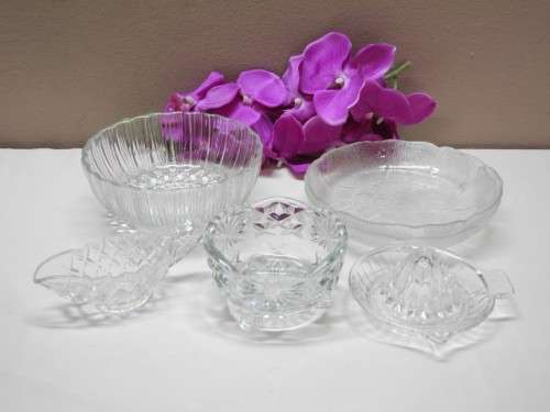 A set of eight glassware including a glass basket, serving bowl,gravy boat etc-Lifespace Sale