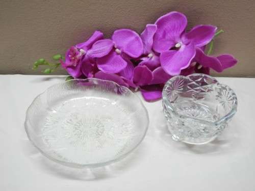 A set of eight glassware including a glass basket, serving bowl,gravy boat etc-Lifespace Sale