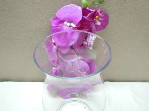 A stunning, eye catching hand made thick clear glass vase!! Beautiful on display-Lifespace Sale